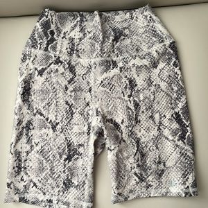 ✴️ NWOT NEW WITHOUT TAG ALO YOGA SNAKE SKIN ANIMAL PRINT BIKE SHORTS EXTRA SMALL
